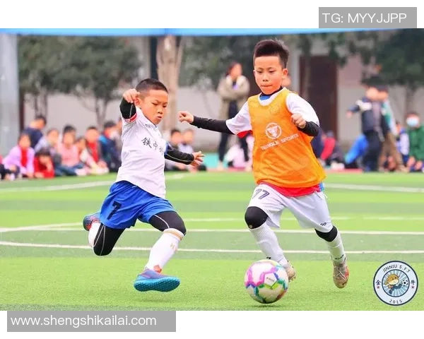 足球场上的可爱瞬间让每一颗心都充满快乐与激情